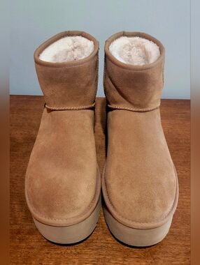 UGG Classic Ultra Mini Platform in Chestnut. Size 11